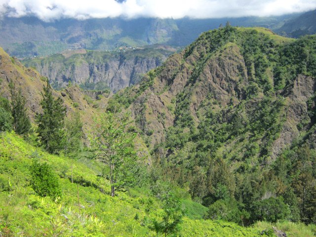 Une vue vers l'Îlet à Cordes en début de descente