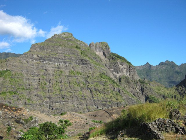 Avant le départ, le Gros Morne de Gueule Rouge entouré de champs de lentilles
