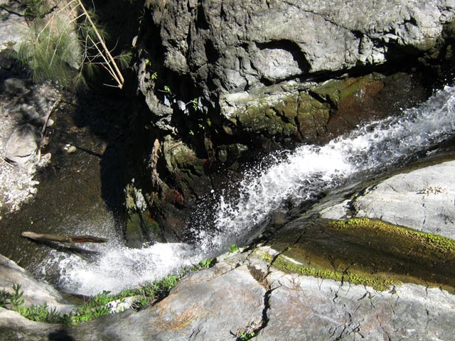 La cascade et ses deux troncs épointés dans le fond