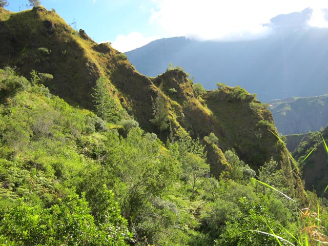 Les Pitons érodés qui dominent la Roche Pendue