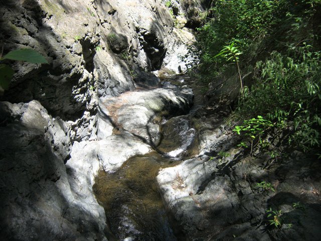 Plus de galets mais des toboggans à l'approche de la cascade