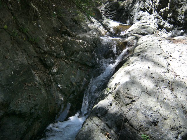 L'endroit, isolé, permet une agréable halte avec le bruit de l'eau