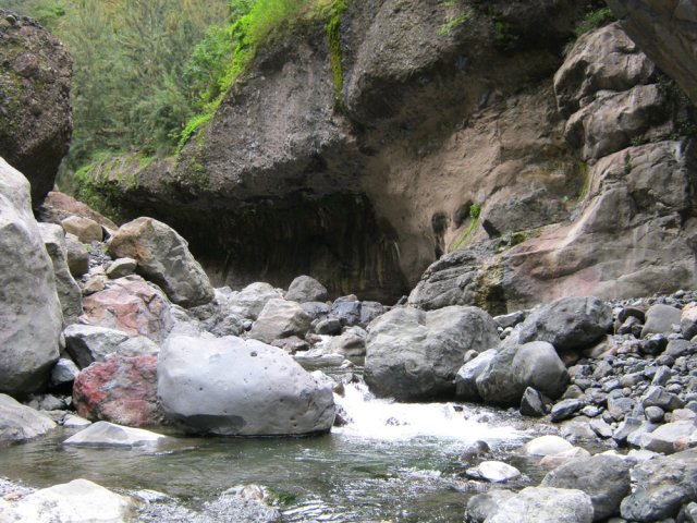 Une autre plus encombrée, creusée par la rivière