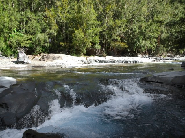 Dernière traversée sur de larges plaques de basalte