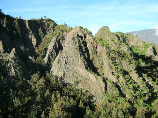 Les pentes friables des pitons bordant la ville de Cilaos