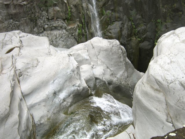 Attention de ne pas s'approcher trop près de la cascade