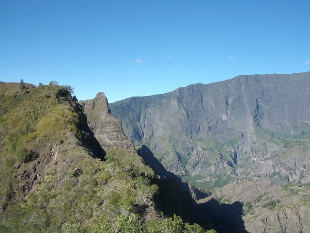 On peut rejoindre de manière sportive le sommet du Piton Morel