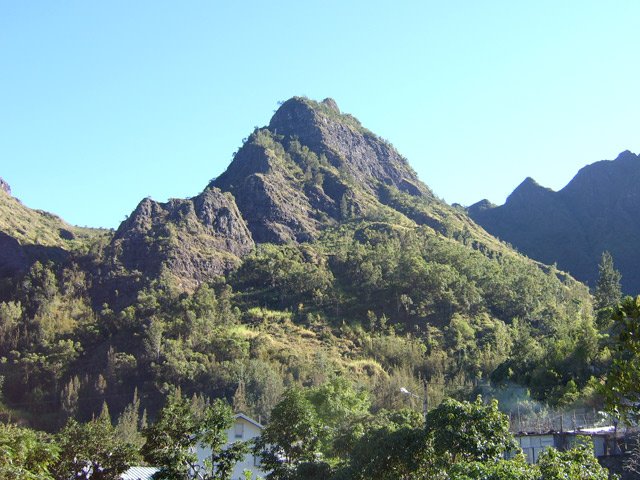 Vue du Piton Morel au retour pour une idée du chemin accompli