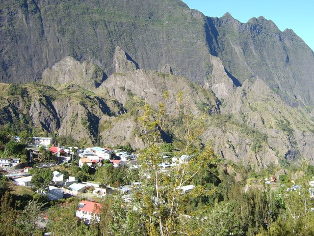 La région déchiquetée de la Petite Caverne