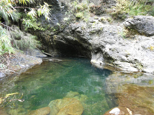 Peu profond, ce bassin peut inciter à une baignade rafraîchissante sans danger