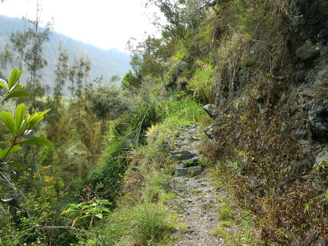 Le sentier qui remonte vers le village (quelques à-pics)