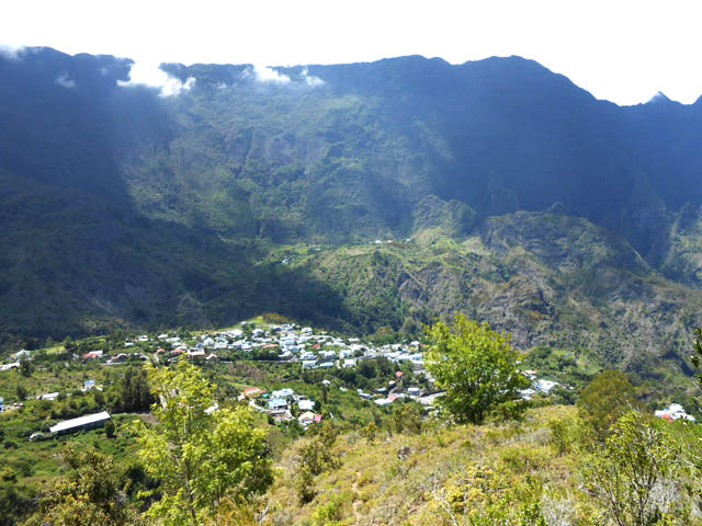 Palmiste Rouge. Au loin, l'Îlet à Callebasse et le Dimitile