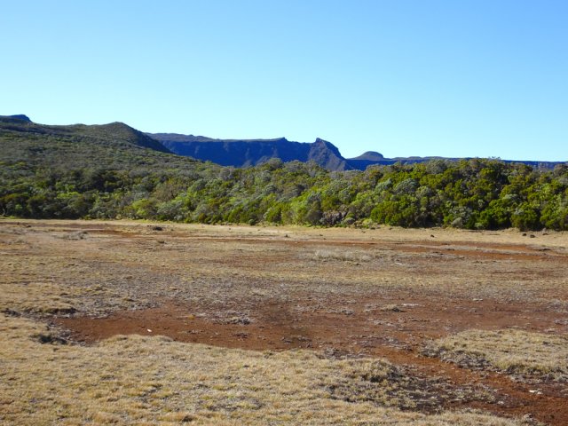 Le lac en partie vidé avec vue sur la Cratère Commerson