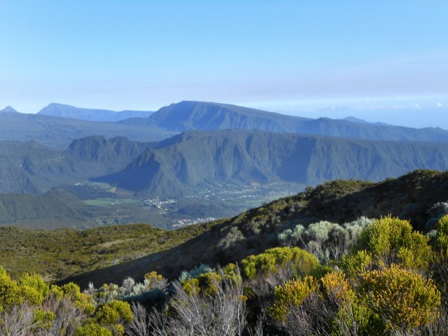 Du sommet, on profite de très larges panoramas sur la Plaine des Palmistes