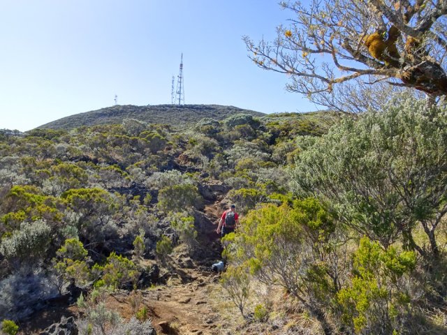 Quitter le lac en direction des antennes du Piton Textor