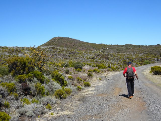 Suivre la route poussiéreuse pour se diriger vers le Piton de Sable