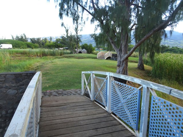 Les petites passerelles permettant de rejoindre le stade