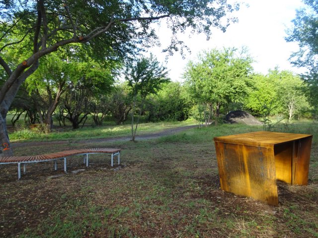 Quelques aires de pique-nique installées à l'ombre des tamarins d'Inde