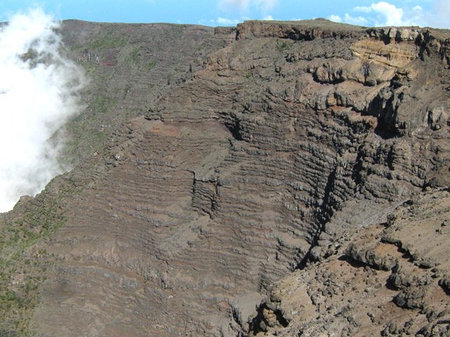 Enormes éboulis anciens faisant apparaître les strates de différentes éruptions