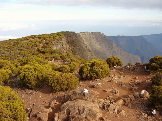 Sentier du Grand Bord. Au loin, le Maïdo