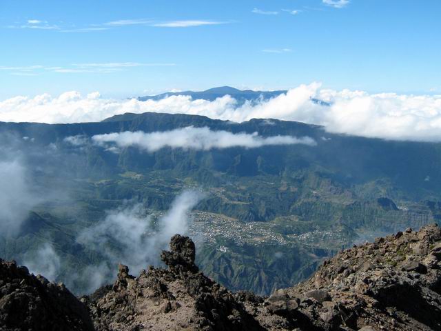 Le Piton de l'Entre-Deux et la Fournaise vus depuis le Grand Bénare