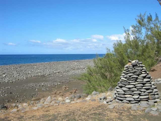 Les galets ne manquent pas pour édifier des grands cairns