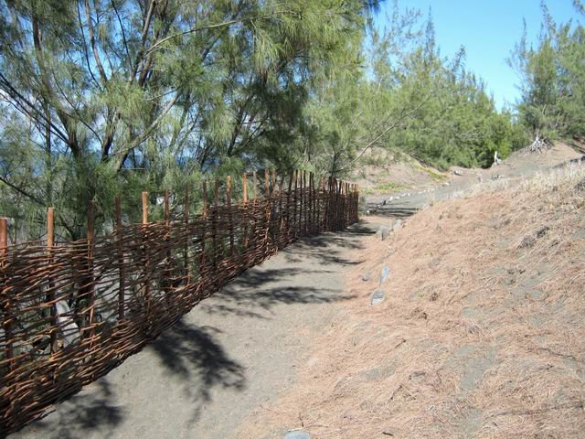 Quelques ouvrages éphémères sont parfois installés en bordure de sentier