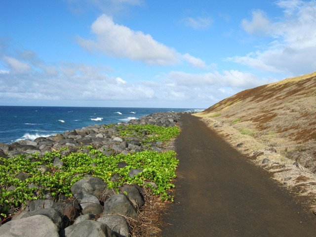 La piste entourant la petite colline du Cap Rond