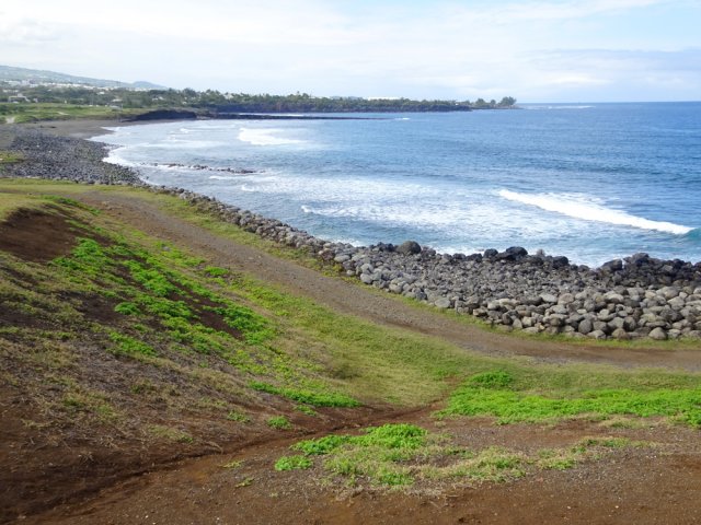 On devine de loin le bras basaltique de la Pointe du Diable