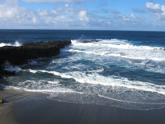 Par mer calme, on peut aller au bout de la jetée naturelle