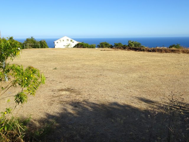 Le terrain de sport de Bellemène vu depuis le début du sentier