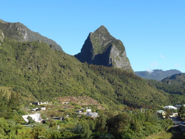 Le Bonnet de Prêtre et le Piton Béthoune en arrivant à Bras Sec