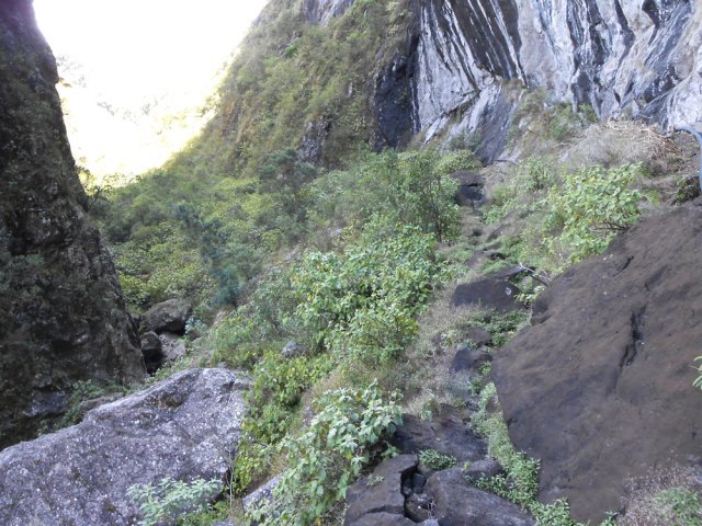Le sentier au pied de la falaise peut être très humide après la pluie