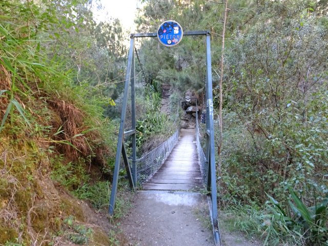 La passerelle qui enjambe la ravine