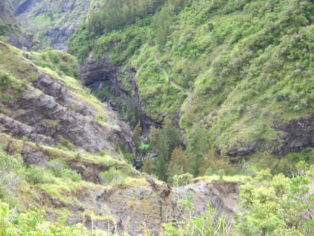 On voit très bien le sentier en face quand on descend vers le Bras d'Oussy
