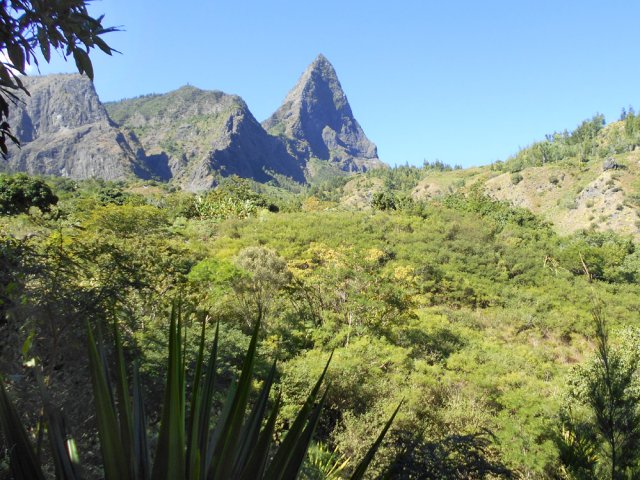 Le Piton des Calumets est beaucoup plus pointu vu de Grand Place