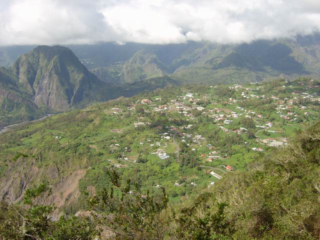 Le Piton d'Enchain et Grand Ilet durant la descente