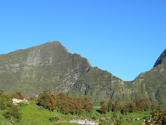 La très caractéristique pyramide du Cimendef qui domine Grand Îlet