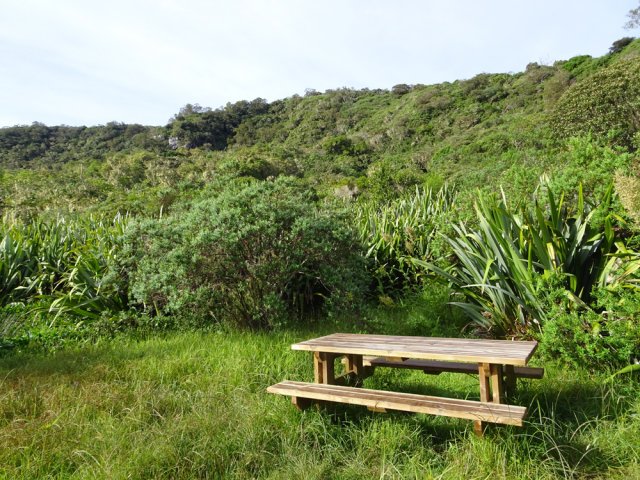 Une table de pique-nique à l'emplacement de la petite case