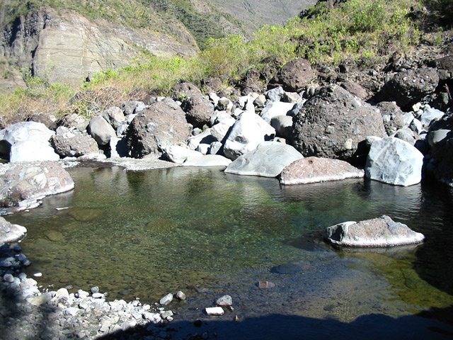 Bassin d'eau fraîche sur la Rivière des Galets