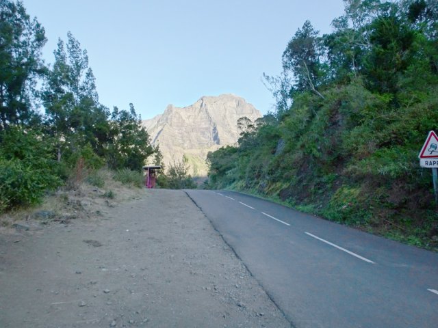 La route se remonte par un sentier qui la borde