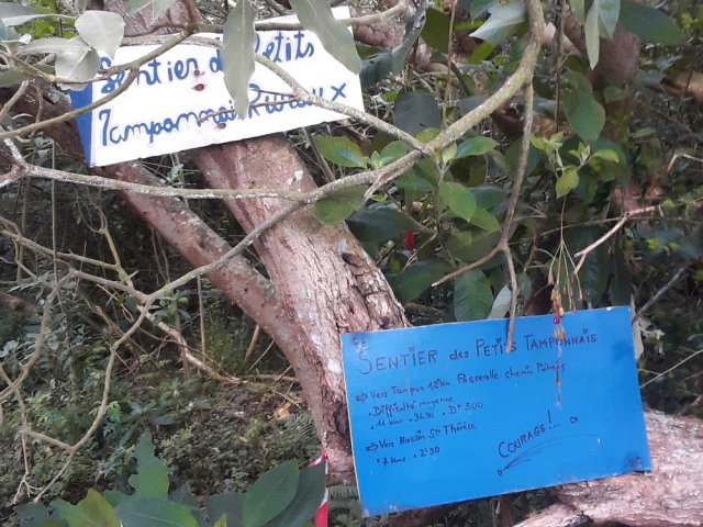 Le panneau toujours en place indique le départ