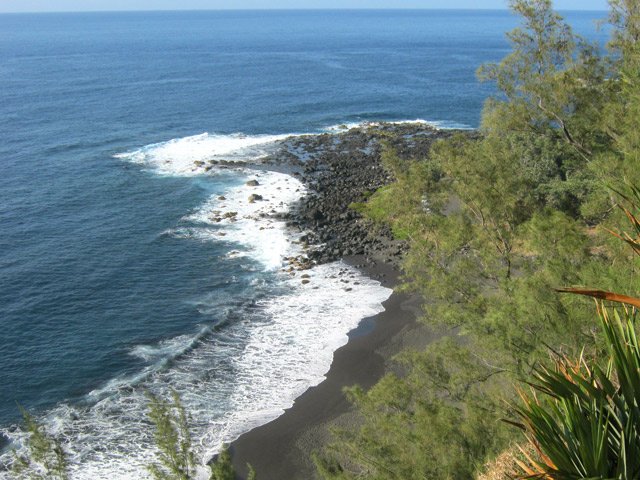 On domine très vite la plage de sable gris