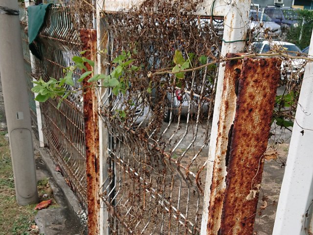Vestiges de rails qui ont servi à fabriquer un portillon sur le Boulevard Lancastel