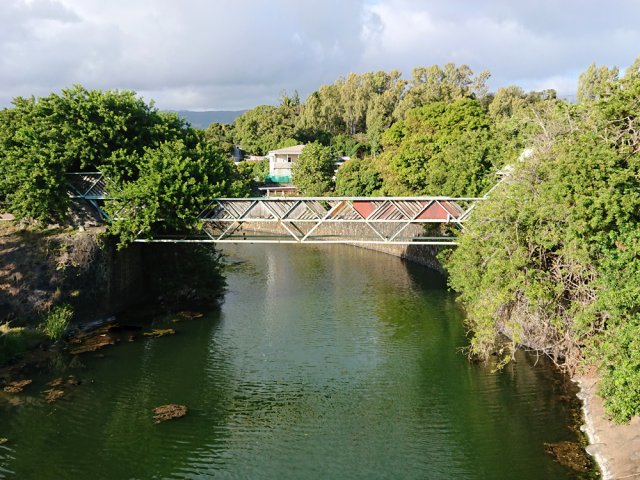 La passerelle qui enjambe la Rivière Sainte-Marie