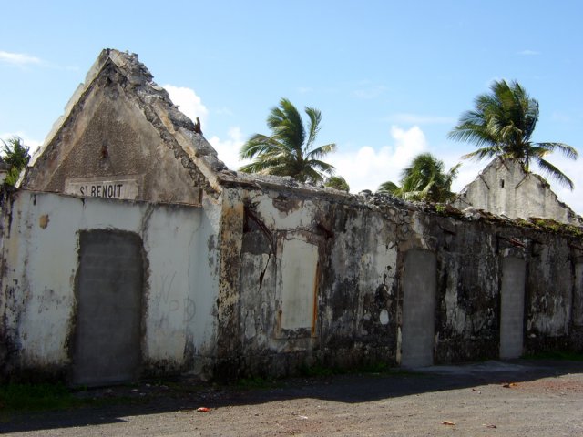 La gare de Saint-Benoît avant son envahissement par les arbres
