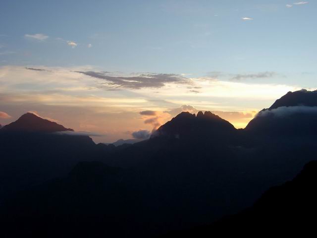 Lever de soleil sur le Cimendef, le Morne de Fourche et le Piton des Neiges