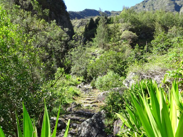Le sentier, très rocailleux, entre les deux ravines