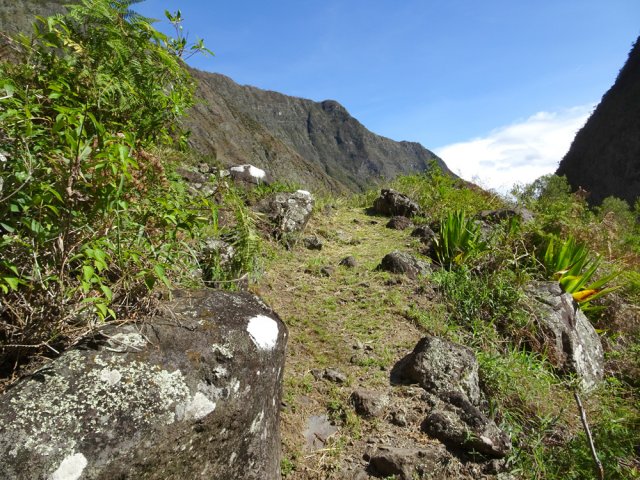 Le cimetière est tout proche. Il se rejoint par un sentier facile