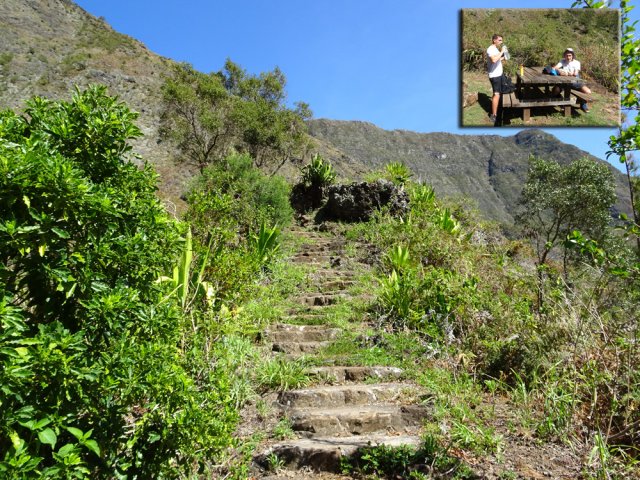 La remontée vers les Orangers s'effectue sur de nombreuses marches